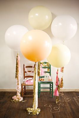 LOVE: New Years and some serious decorations | Tell, Love & Party blog Big Round Balloons, Balloons And Streamers, Balloon Tassel, Round Balloons, Party Pops, Large Balloons, Giant Balloons, Big Balloons, Birthday Party Balloon