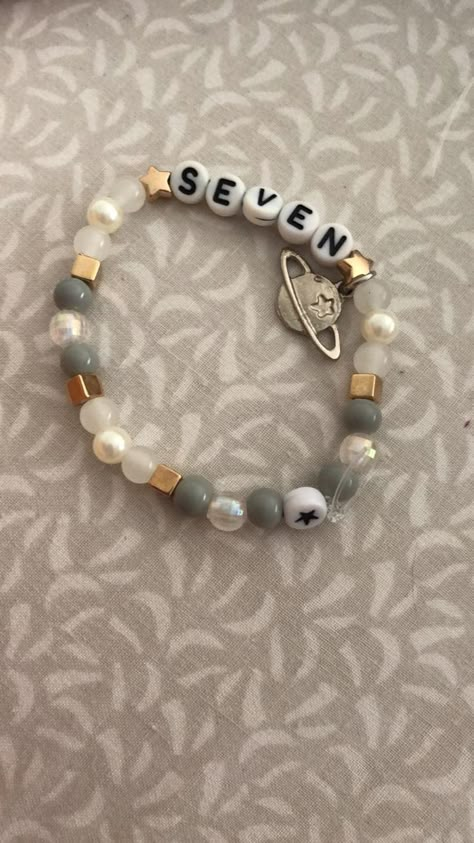 taylor swift eras tour friendship bracelets inspo Aesthetic Taylor Swift Bracelets, Bead Charms Diy Bracelet, Wavy Bracelet Tutorial, Beads Bracelet Design Aesthetic, Friendship Bracelets Taylor Swift Ideas, Beads Bracelets Aesthetic, Aesthetic Beaded Bracelets, Taylor Friendship Bracelet, Pulseras Aesthetic