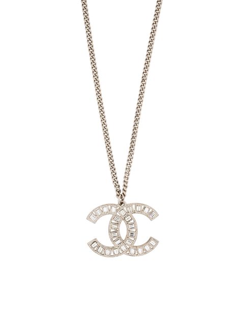 Chanel Crystal CC Pendant Necklace Cc Necklace, Couples Accessories, Chanel Outfit, Chanel Necklace, Chanel Jewelry, Cute Necklace, Jewelry Inspo, Cute Jewelry, Necklace Designs