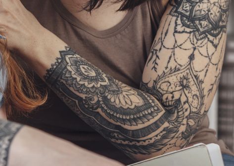 Lace Sleeve Tattoo, Best Tattoo In The World, Lace Sleeve Tattoos, Hot Red Lipstick, Victorian Tattoo, Watercolor Rose Tattoos, Pink Rose Tattoos, Lace Tattoo Design, Upper Back Tattoos