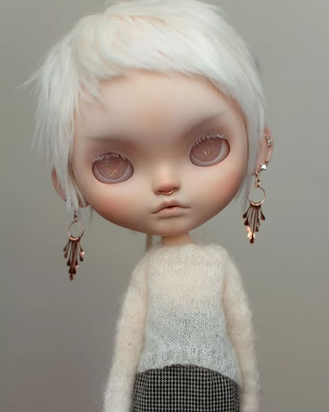 Blythe Dolls Custom, Custom Blythe Dolls, Japanese Cartoon Characters, Customization Ideas, Funky Makeup, Doll Tattoo, Dolly Doll, Doll Plushies, Doll Makeup