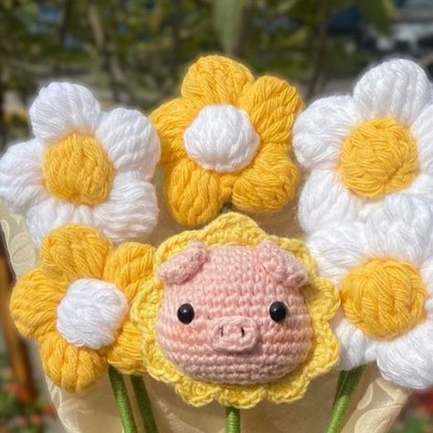 Amigureando on Instagram: "ℰ𝓈𝓅𝑒𝒸𝒾𝒶𝓁 𝒹𝑒 𝒮𝒶𝓃 𝒱𝒶𝓁𝑒𝓃𝓉𝒾́𝓃 ♥️ 🌼 Daisy con Cerdito 🐽 Buenos días ☀️ Falta muy poco para San Valentín 💘 y por eso hemos estado trabajando bastante para poder brindarles diferentes opciones para sorprender a su personita especial 🫶 Esta vez les traemos nuestros últimos modelos de flores 🌼🐷 Nos encantó hacer este tipo de ramitos 🤩… Son muy tiernos y perfectos ♥️ 𝐑𝐞𝐜𝐮𝐞𝐫𝐝𝐞𝐧 𝐪𝐮𝐞 𝐭𝐢𝐞𝐧𝐞𝐧 𝐭𝐨𝐝𝐚 𝐞𝐬𝐭𝐚 𝐬𝐞𝐦𝐚𝐧𝐚 𝐩𝐚𝐫𝐚 𝐬𝐨𝐥? Crochet Inspo, Crochet Ideas, Daisy, Amigurumi, Crochet Patterns, Queen, Crochet, Pattern, On Instagram