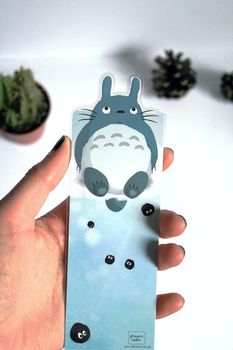 Totoro shaped bookmark illustrated by ChezGermaineCaillou on Etsy Totoro Bookmark, Totoro Fanart, Totoro Diy, Handmade Bookmarks Diy, Penanda Buku, Creative Bookmarks, Watercolor Bookmarks, Diy Bookmarks, Book Markers