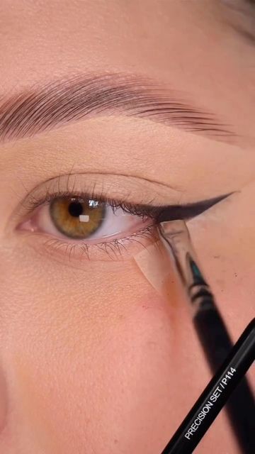 Teknik Makeup, Membentuk Alis, Eye Makeup Images, Prom Eye Makeup, Beginners Eye Makeup, Eye Makeup Techniques, Makeup Tutorial Eyeliner, Makeup Artist Tips, Eye Makeup Pictures