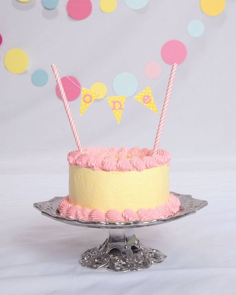 Pink And Yellow Smash Cake, Yellow And Pink Birthday Cake, Lemon Smash Cake, Pink And Yellow Cake, Pink Lemonade Frosting, Pink Smash Cakes, Lemonade Cake Recipe, Pink Lemonade Cookies, Lemonade Stand Birthday