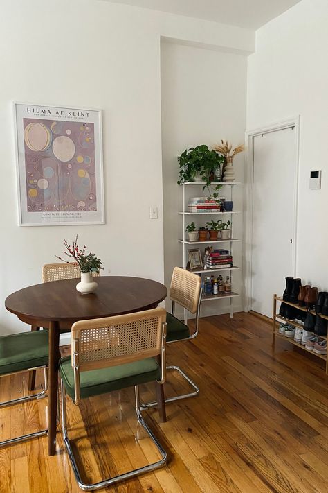 Apartment With Roommates, Apartment Dining, Brooklyn Apartment, Minimalist Apartment, Apartment Aesthetic, Apartment Decor Inspiration, Apartment Inspiration, Living Room Inspo, Apartment Living Room