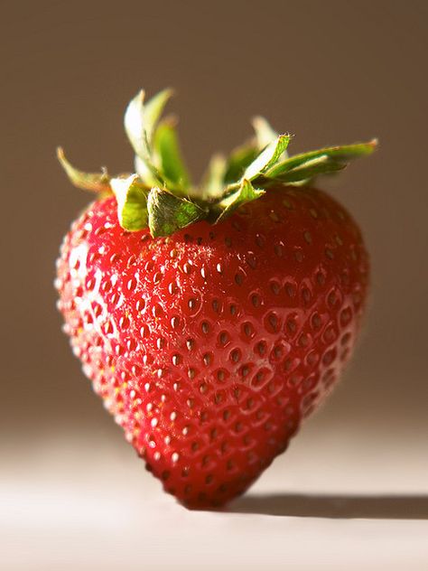 Strawberry by Steven Pam, via Flickr Fruit Pictures Photography, Strawberry Photography, Big Strawberry, Fruit Pictures, Vegetables Photography, Strawberry Fields Forever, Fruit Picture, Photography Light, Watercolor Fruit