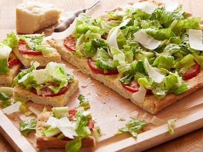 Caesar Salad Pizza #UltimateComfortFood Caesar Pizza, Caesar Salad Pizza, Salad Pizza, Italian Meals, Pizza Salad, Food Project, Classic Caesar Salad, Nyc Living, Pizza Food