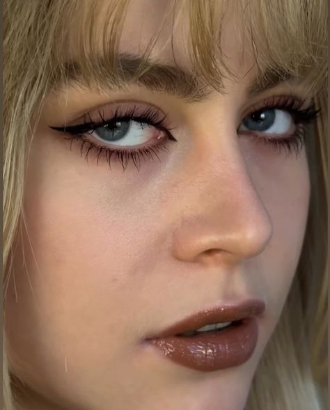 Makeup Inspo Downturned Eyes, Downturned Eye Makeup Eyeliner, Small Lid Space Eye Makeup, Make Up Downturned Eyes, Eye Makeup Downturned Eyes, Downward Eyes Makeup, Downturned Makeup, Downturned Eyes Aesthetic, Makeup Downturned Eyes