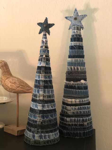 Denim Christmas Tree Ornaments, Christmas Stockings Made From Old Jeans, Denim Stocking Christmas, Denim Christmas Tree, Crafts With Old Jeans, Jean Crafts Ideas, Denim Wreaths, Denim Christmas, Fun Denim