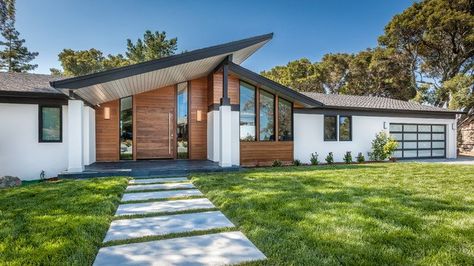 18 Spectacular Mid Century Modern Exterior Designs That Will Bring You Back To The 50s House Exteriors With Black Windows, Large Front Window, Mid Century Modern Homes Exterior, Midcentury Exterior, Mcm Exterior, Atomic Ranch House, Mid Century Modern House Exterior, Mid Century Modern Ranch, Curved Roof