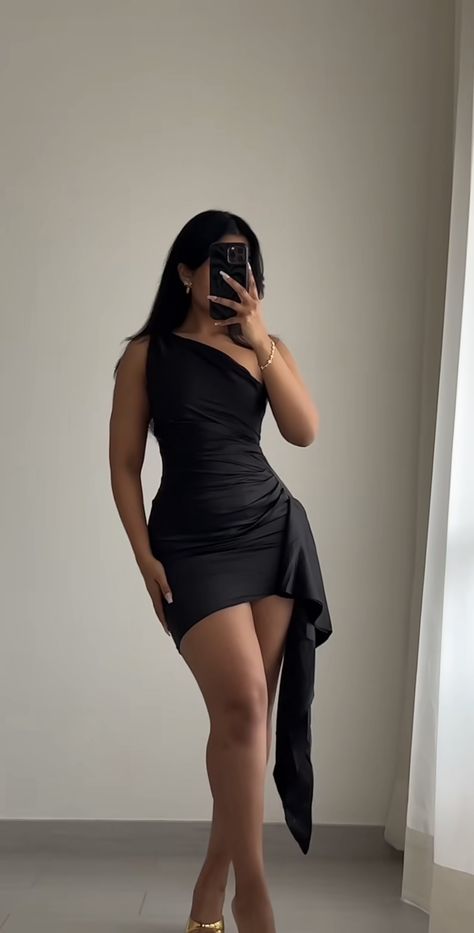 Summer Dresses Dinner, Simple Birthday Dress Ideas, 20th Birthday Outfit Ideas Dresses, Black Graduation Outfit, Black Birthday Dress Classy, Dress To Wear To A Wedding As A Guest, Chic Dresses Classy Party, Black Mini Dress Aesthetic, Date Night Dress Romantic