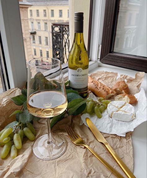 Food Mood, Wine Cheese, Glass Of Wine, Wine And Dine, Pretty Food, Aesthetic Food, Good Eats, White Wine, Food Inspiration