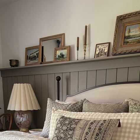 Bedroom With Ledge Half Walls, Photo Ledge Bedroom, Bedroom Ledge Decor, Ledge Behind Bed, Cottage Bedroom Vintage, Wall With Ledge, Bedroom Vintage Modern, Vintage Cottage Bedroom, Modern Cottage Bedroom