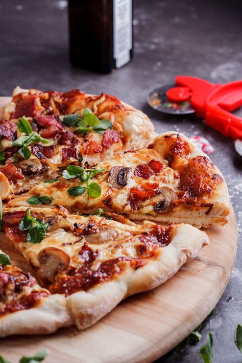 Bacon, mushroom and onion pizza Vine Tomatoes, Bacon Mushroom, Onion Pizza, Bacon Pizza, Pizza Stromboli, Mushroom Pizza, Pizza Flatbread, Bacon Stuffed Mushrooms, Pizza Ideas