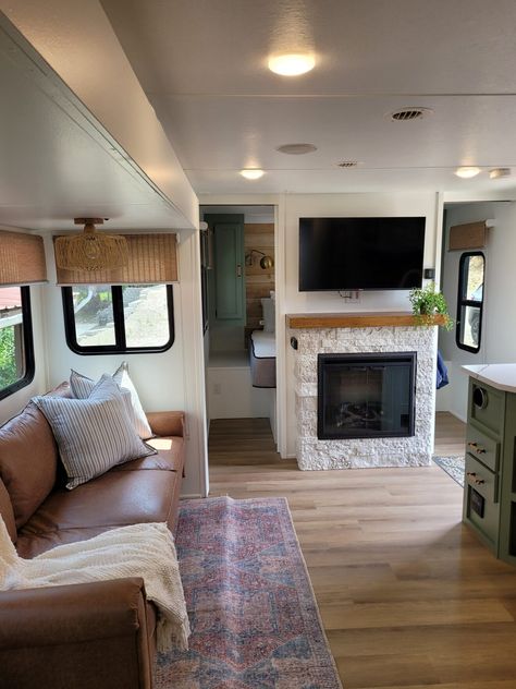 easy RV renovations Small Travel Trailer Remodel, Small Travel Trailer, Travel Trailer Decor, Rv Interior Design, Foldable Wardrobe, Glamper Camper, Caravan Decor, Rv Living Room, Rv Interior Remodel