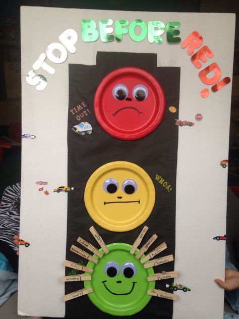 Stop light for behavior with clothes pins. "Stop before red" time out chart. Behavior Chart Preschool, Classroom Behavior Chart, Preschool Behavior, Behavior Chart, Classroom Behavior Management, Daycare Activities, Classroom Behavior, Daycare Crafts, Class Decoration