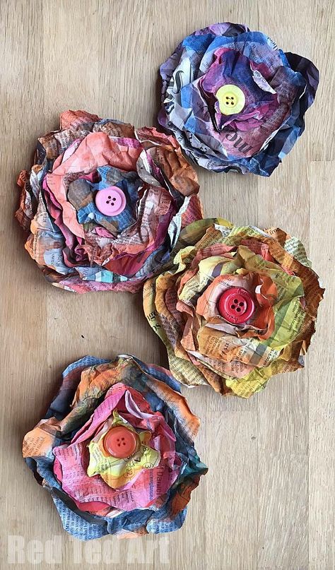 Newspaper Flowers Diy, Newspaper Flowers, Diy Newspaper, Chabby Chic, Diy Flores, Arte Indie, Newspaper Crafts, Chic Flowers, Flower Diy