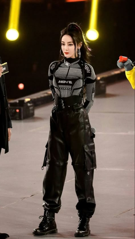 Casual Futuristic Fashion, Black Futuristic Fashion, Cyberspace Outfit, Warcore Outfits Women, Combat Aesthetic Outfit, All Black Stage Outfit, Black Futuristic Outfit, Cool Female Outfits, Bikercore Outfit