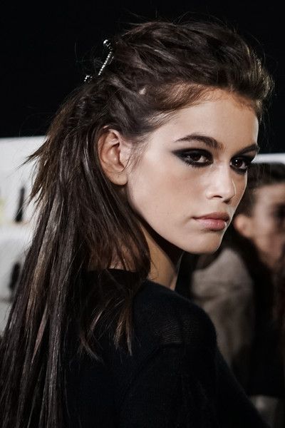 Punk Rocker Hair, Punk Rock Hairstyle, Punk Half Up Half Down Hair, Rock Show Makeup, Rock Hairstyles For Women, Rock Glam Makeup, Rock Makeup Rocker Chic, Rocker Chic Hairstyle, Punk Rock Hairstyles For Women