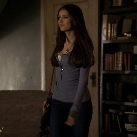 Elena Gilbert Outfits Season 1, Elena Gilbert Wallpaper, Elena Gilbert Style, Gilbert Aesthetic, Vampire Diaries Outfits, Katerina Petrova, Winter Fit, Katherine Pierce, Elena Gilbert