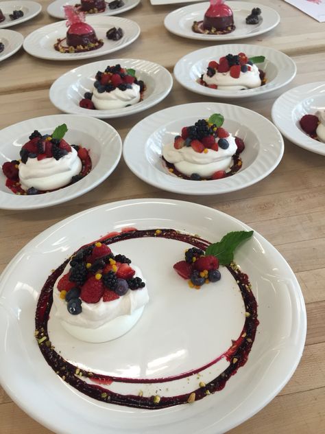 Contemporary Dessert Plating, Pavlova Plated Dessert, Pavlova Plating, Pavlova Easy, Pavlova Toppings, Chocolate Pavlova, Pavlova Dessert, Pavlova Cake, Food Presentation Plates