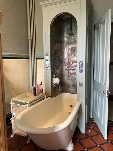 Edwardian Bathrooms, Victorian Bathroom Vintage, Galvanized Shower, Victorian Bathtub, Old Fashioned Bathtub, Edwardian Bathroom, Bathroom Victorian, Miniature Bathroom, Bedroom Design Styles