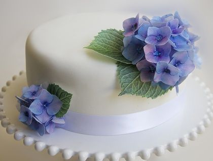 Edible Wafer Paper Hydrangea Fowers | Felt Hydrangea Cake, Cake Decorating Flowers, Flower Cake Decorations, Edible Butterfly, Sugar Flowers Cake, Edible Wafer Paper, Galaxy Cake, Wafer Paper Flowers, Mothers Day Cake