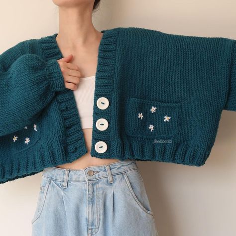 I Feel So Cool в Instagram: «daisy pocket cardigan 🫶🏻 #slowfashion #knit #knitting #knitting_inspiration #knittersgonnaknit #knitaddict» Diy Crochet Purse, Crocheting Bag, Crochet Sweater Design, Patchwork Cardigan, Fashion Top Outfits, Crochet Fashion Patterns, Pocket Cardigan, Free Crochet Patterns, Crochet Handbags