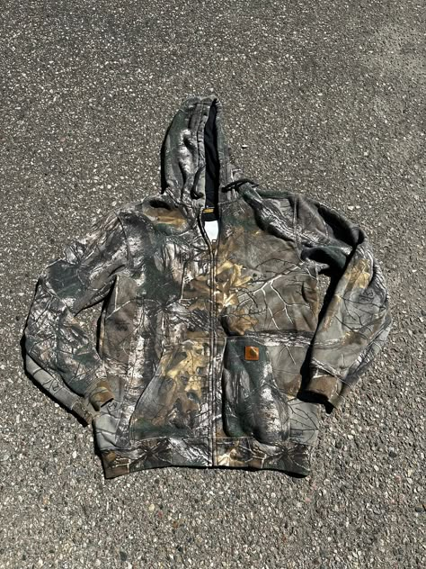 Carhartt RealTree Hoodie  - Rare  - Y2K release  - Original fit  - Made in Mexico  - Not insulated  - Hooded  - Pockets  - Carhartt logo patch  Size: M (oversized fit) 28" shoulder to waist  24" armpit to armpit  Good used condition No rips or holes  Mild silver staining above pocket area  (See pics for details) Camo Zip Up, Camo Jacket Outfit Men, Camo Jacket Outfit, Cute Online Clothing Stores, Real Tree Camo, Carhartt Logo, Carhartt Hoodie, Street Fashion Men Streetwear, Camo Hoodie