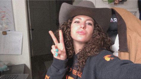 Curly Hair And Cowboy Hats, Curly Hair Cowgirl Hat, Curly Hair Cowgirl, Cowboy Hat Hair, Country Fits, Cowgirl Hats, Short Curly Hair, Country Girl, Girl With Hat