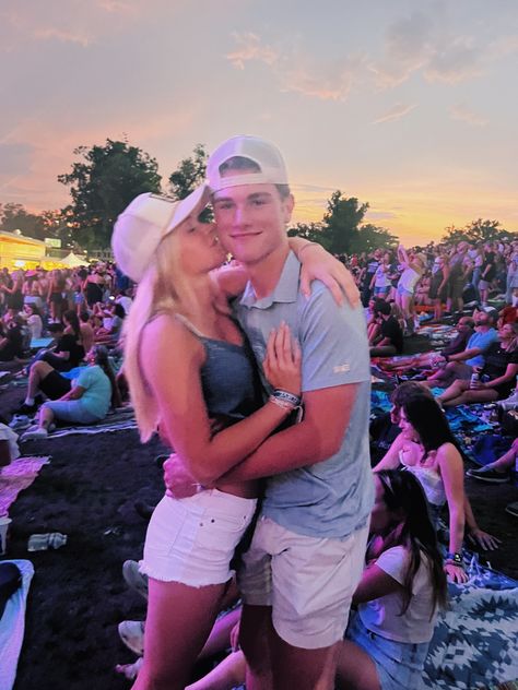 Boys Country Concert Outfit, Couple Country Concert Outfit, Concert With Boyfriend, Country Concert Couple, Couple Concert Pictures, Country Concert Picture Ideas Boyfriend, Cute Couple Concert Pictures, Country Concert Couple Pictures, Concert Pics With Boyfriend