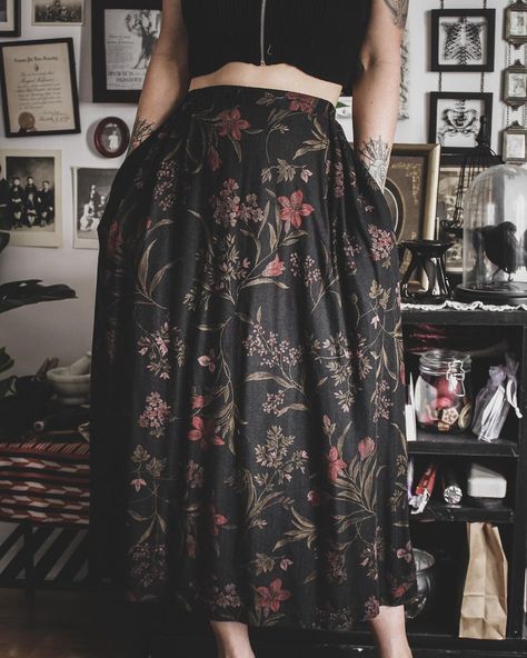 Floral Skirts, 80s Floral, Under Your Spell, Witchy Fashion, 90s Floral, Bohol, Floral Midi Skirt, Goth Outfits, Dark Fashion