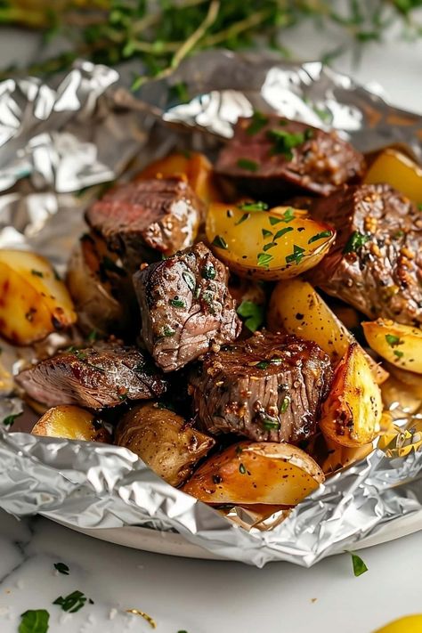 Fire up the grill and make these steak and potato foil packets! They're quick, easy, and cleanup is a breeze! Veggie Foil Packets, Vegetable Foil Packets, Steak Foil Packets, Foil Packet Potatoes, Foil Meals, Foil Pack Dinners, Steak And Potatoes, Foil Pack Meals, Steak Potatoes