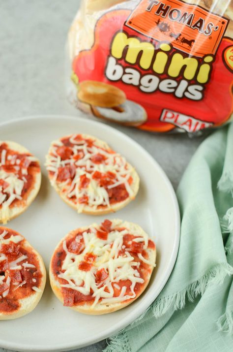 Mini Pizza Bagels - make your own bagel bites! Mini bagels topped with pizza sauce, cheese, and pepperoni. Freezer instructions included! Homemade Bagel Bites, Mini Bagels Recipe, Mini Bagel Bites, Mini Pizza Bagels, Street Style Kendall Jenner, Mini Bagel Pizza, Bagel Bites Recipe, Bagel Pizza Recipe, Mini Pizza Bites