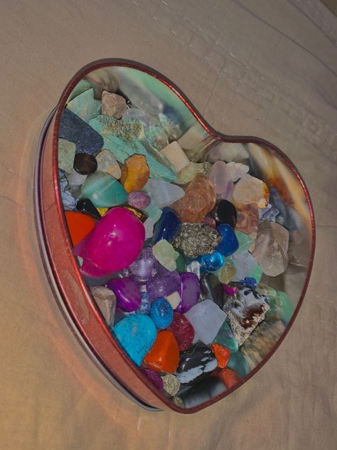 Pretty Rocks Aesthetic, Hippie Witch Aesthetic, Rocks Aesthetic, Crystals Aesthetic, Crystal Identification, Pretty Crystals, Heart Rocks, Witchy Room, Witchcraft Altar