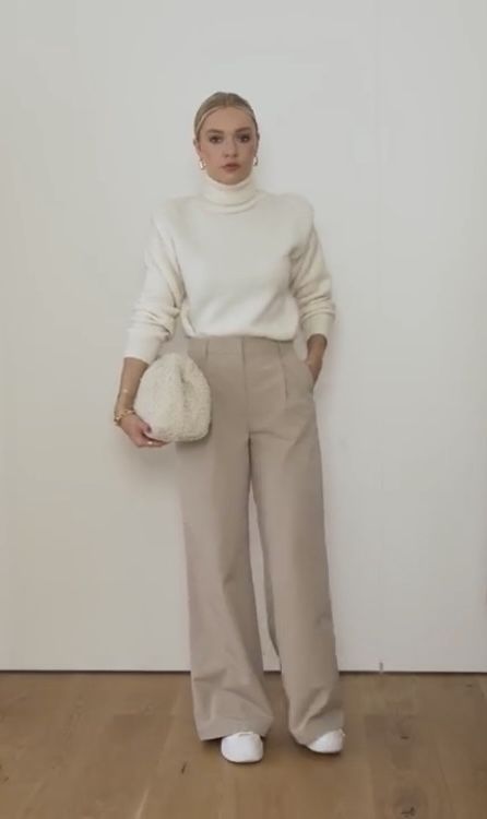 Beige Trousers Outfit Winter, Nude Pants Outfit, Minimal Outfit Winter, Trousers Outfit Winter, Beige Trousers Outfit, Nude Trousers, Casual Neutral Outfits, Beige Pants Outfit, Minimalism Clothes