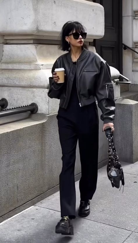 Minimalism Clothes, Black Leather Jacket Outfit, Leather Jacket Outfit, Leather Jacket Outfits, Total Black, Jacket Outfit, Street Style Chic, Spring Outfits Casual, Street Style Outfit