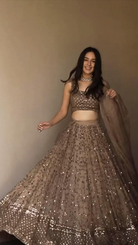 Traditional Lengha Lehenga Choli, Latest Party Lehenga Designs, Blouse For Lehnga Design, Designer Lengha Classy, Lahenga Design Bridesmaid, Latest Party Wear Lehenga Design, Engagement Dress Bridesmaid, Lehanga Designs Engagement, Trendy Engagement Dresses