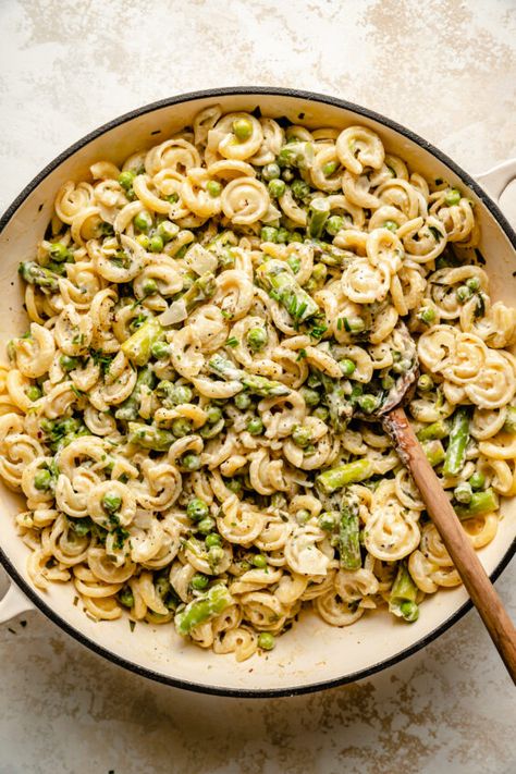 Mushroom Peas Pasta, Pasta Salad Goat Cheese, Green Food Recipes, Creamy Goat Cheese Pasta, Asparagus Pasta Recipes, Asparagus And Peas, Pasta With Asparagus, Pea Pasta, Zucchini And Squash