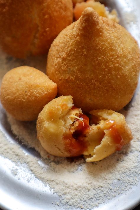 Brazilian Chicken Pastel Recipe, Cape Verde Food Recipes, Brazilian Lunch, Authentic Brazilian Food, Coxinha Recipe, Chicken Pastry, Cape Verde Food, Chicken Croquettes Recipe, International Meals