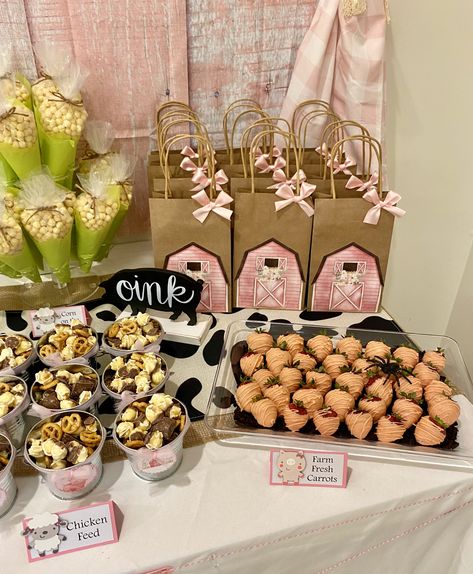 Pink Farm Birthday, Pink Barnyard Party, Girls Farm Birthday, Sweet Baby Shower Ideas, Theme Snack, Cow Birthday Parties, Dessert Table Birthday, Cow Baby Showers, 1st Birthday Girl Decorations