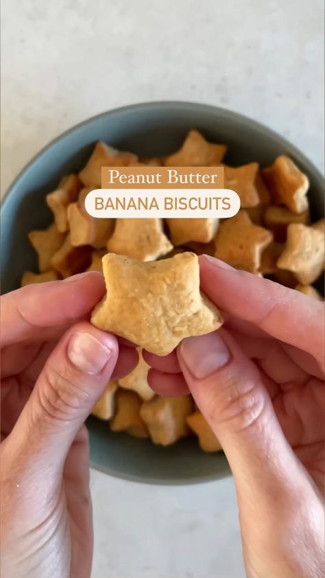 🍌🥜 3 INGREDIENT PEANUT BUTTER BANANA BISCUITS 🥜🍌 Makes 55-60 biscuits 🍪 BLW 🌱Suitable 6+ months This is such an easy and healthy snack that is tasty for all ages. We’ve seen a few different styles of baby biscuits like this around and decided to try to make some that used only natural fats like nut butter, banana, and flour to keep them as simple and healthy as possible 🥜🍌 These biscuits are suitable from 6 months once allergens have been exposed. Ingredients: 1 large very ripe Bana Toddler Snacks With Banana, Dairy Free Snacks For Toddlers, Healthy Snacks For 12 Month Old, Toddler Snack Ideas For Daycare, Healthy Baked Goods For Kids, Homemade Healthy Snacks For Kids, No Bake Toddler Snacks, Toddler Homemade Snacks, Homemade Baby Snacks 1 Year