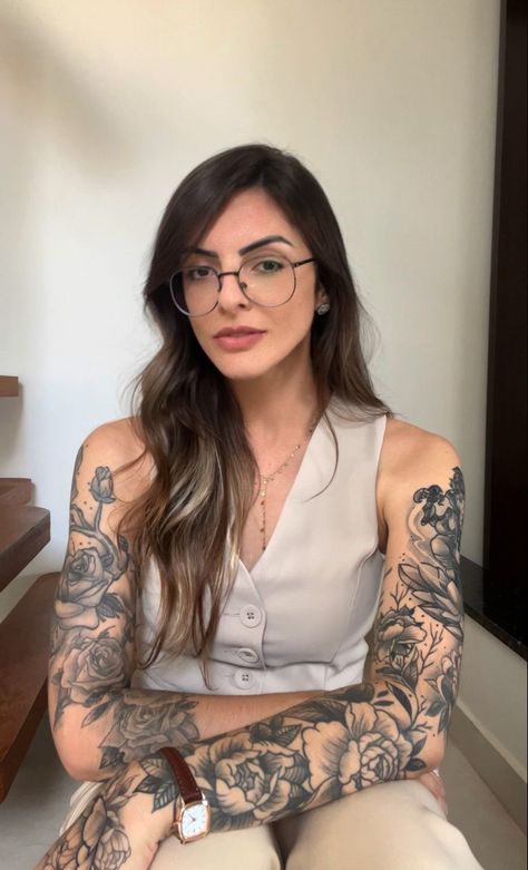 Outfits With Tattoos, Women In Corporate, Mari Palma, Tattood Girls, Women With Tattoos, Skull Flag, Pin Up Looks, Corporate Women, Tattoed Women