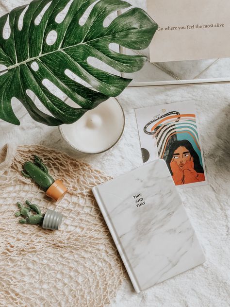 Diary Photography Ideas, Art Flatlay Ideas, Plant Flatlay, Notebook Photography Ideas, Aesthetic Flatlay Ideas, Flatlay Ideas Creative, Lay Flat Photography, Flat Lay Aesthetic, Boho Flatlay