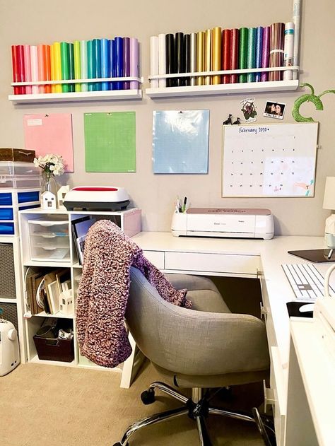 Cricut Room Organization Ideas, Cameo Workspace, Small Craft Area Organization, Sewing And Cricut Room, Sublimation Office Ideas, Small Cricut Workspace, Cricut Desk Set Up, Cricut Room Ideas, Cricut Office Space