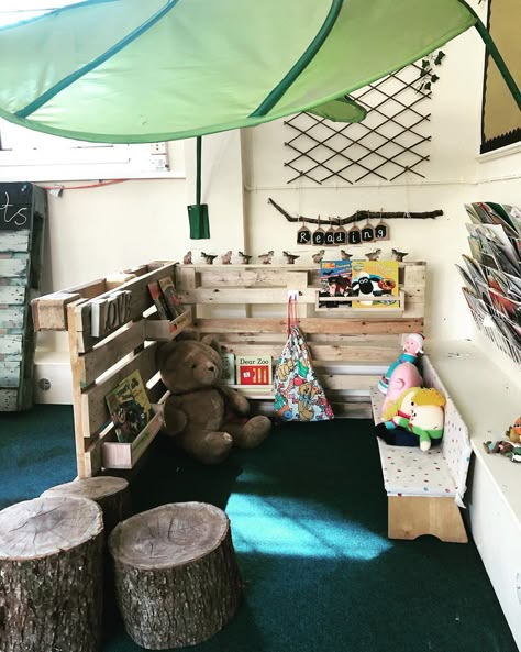 Reading Nook Daycare, Eyfs Book Corner Ideas, Preschool Room Layout, Hygge Classroom, Reading Nook Classroom, Daycare Room Ideas, Natural Classroom, Reading Corner Classroom, Reggio Emilia Classroom