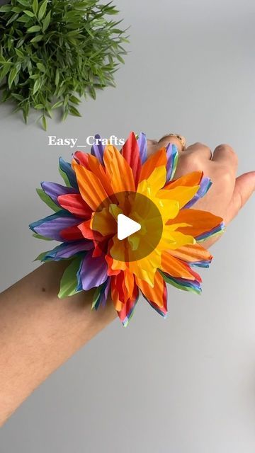 Easy Flower Craft, Cupcake Liner Flowers, Gift Card Presentation, Muffin Cup, Folding Origami, Paper Flower Crafts, Flower Craft, Crafts Easy, Easy Flower