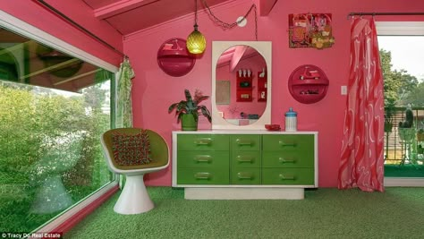 The  patterned curtains, different shades of pink on the walls and moulded plastic shelving, and green in the carpet, draws and chair are indicative of the era which was known for its clashing patterns Rooftop Hangout, Porche Vintage, Retro Rooms, 1970s House, 70s Interior, Retro Interior Design, 70s Home, 70s Decor, 70s Home Decor