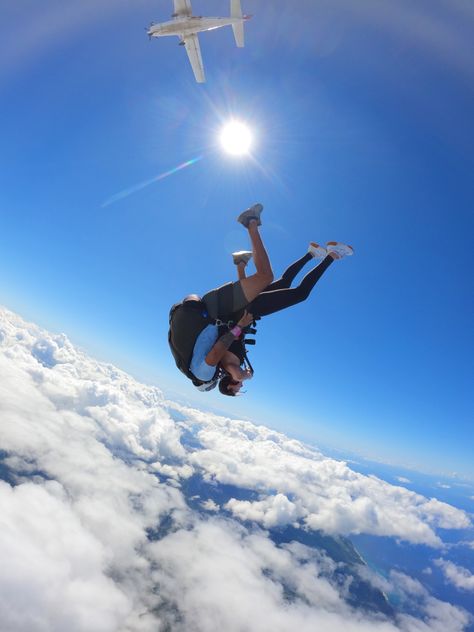 skydiving in Oahu! #skydiving #oahu #hawaii #paradiseonearth #clouds Sky Diving Aesthic, Sky Dive Aesthetic, Hawaii Skydiving, Skydiving Aesthetic, Sky Jumping, Skydiving Pictures, Jumping Out Of A Plane, Map Australia, Sky Dive